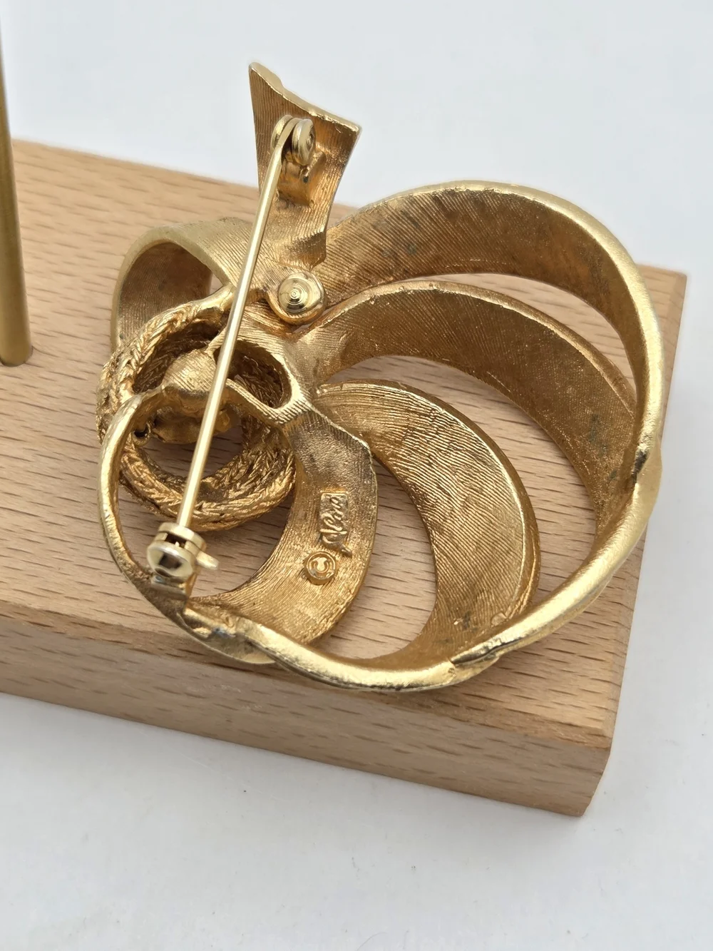 Vintage Coro Gold Tone Swirl Ribbon Brooch Pin